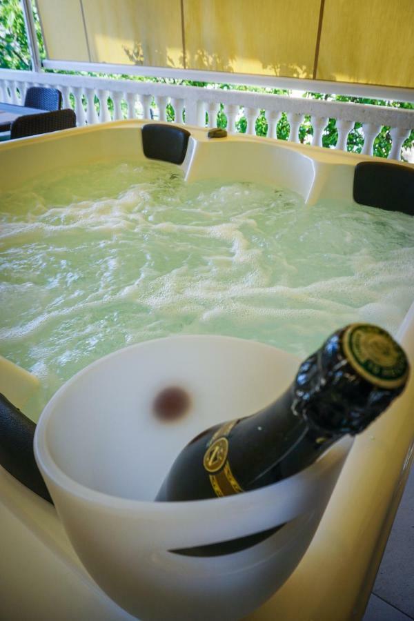 Apartment Paula With Private Jacuzzi And Parking- Near The Beach 자다르 외부 사진